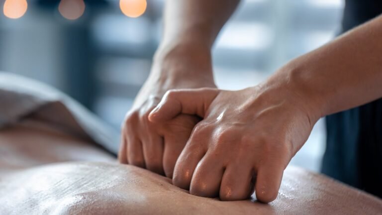 Liberação miofascial: diferença entre relaxar e tratar tensões profundas