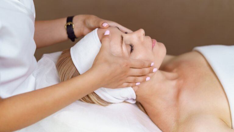 Revitalização facial: como recuperar o viço da pele cansada no dia a dia