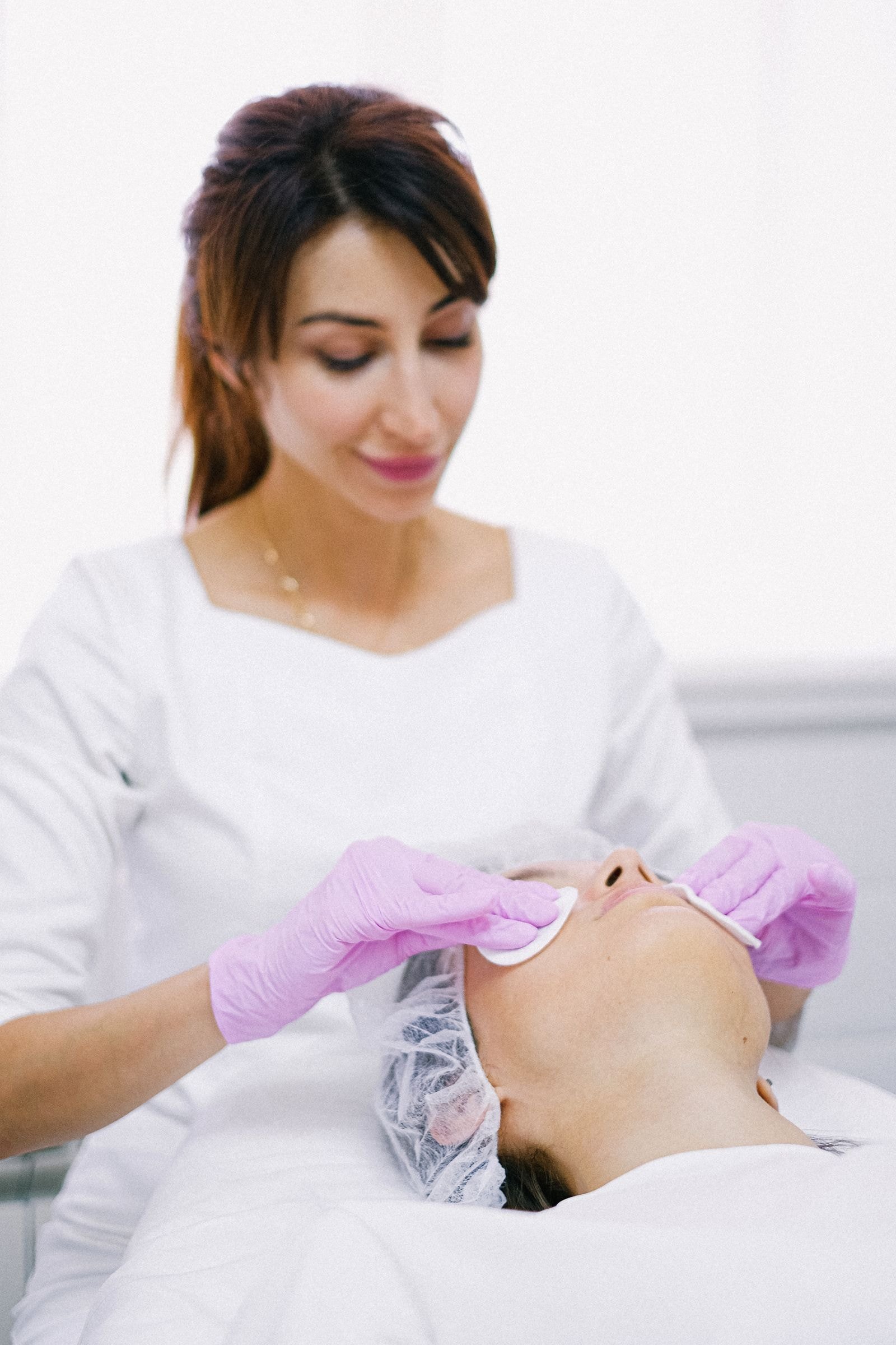 Higienizacao facial com algodao realizada por profissional